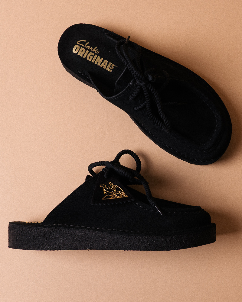 Paires de Clarks Original sur fond uni beige clair